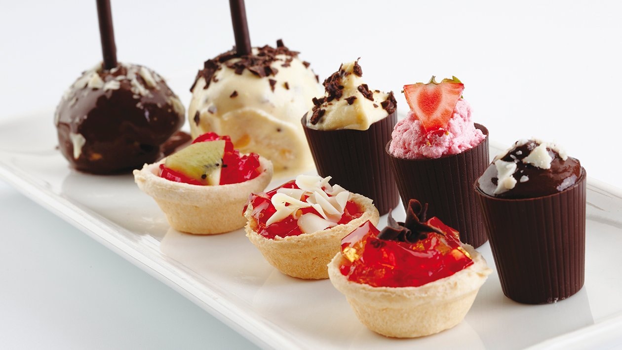 Variedad de mini postres dulces con mousse y gelatina – – Receta UFS