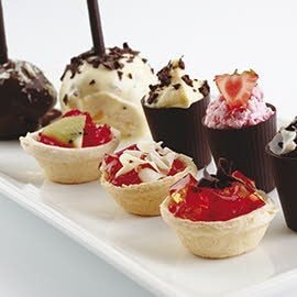 Variedad de mini postres dulces con mousse y gelatina Variedad de mini postres dulces con mousse y gelatina