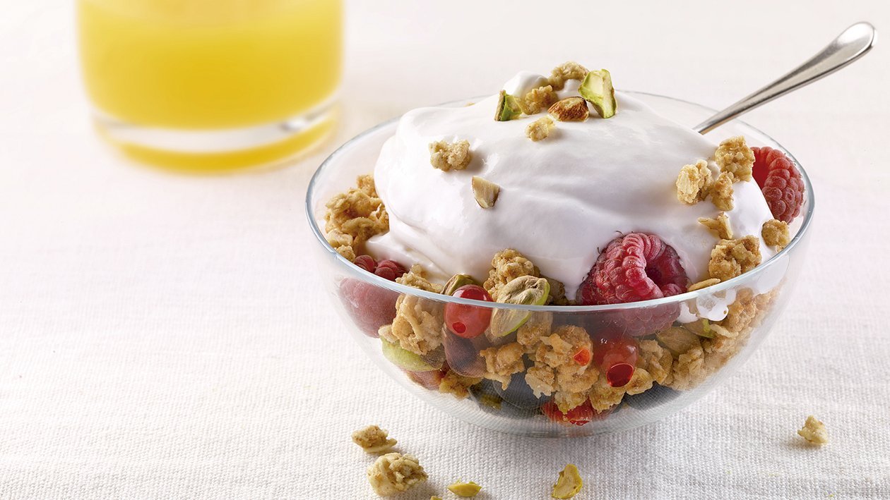 Yogur Postre Soft con frutas del bosque y muesli – - Receta - UFS