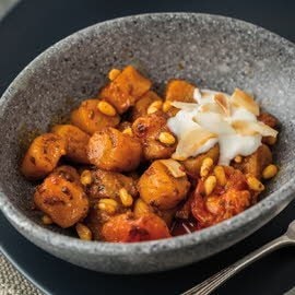 Ñoquis de calabaza al pesto rojo con cremoso de coco Ñoquis de calabaza al pesto rojo con cremoso de coco