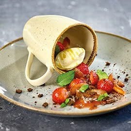 Compota de ruibarbo y fresas con helado de vainilla Compota de ruibarbo y fresas con helado de vainilla