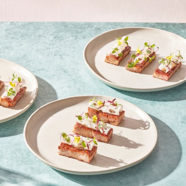 Cerdo a la barbacoa quemado a soplete con rodajas de raíz de loto al estilo Sichuán y ciruela en conserva