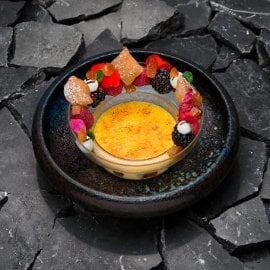 Variante de Cannolo con crema catalana, fruta confitada y frutos rojos