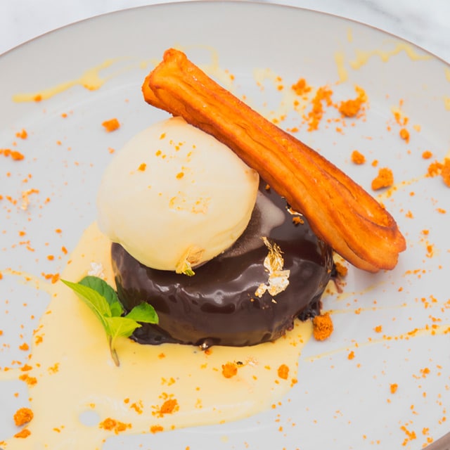 Mousse de chocolate con churros con helado de vainilla Mousse de chocolate con churros con helado de vainilla