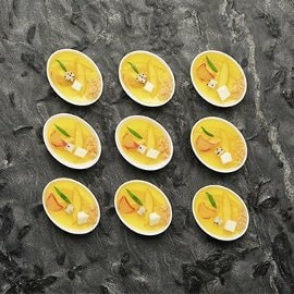 Panna cotta de hierba limón y transparencia de melocotón al vino y ruibarbo