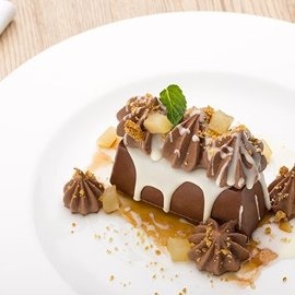 Gianduiotto de chocolate con mousse de chocolate, crujiente blanco y peras Gianduiotto de chocolate con mousse de chocolate, crujiente blanco y peras