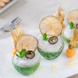 Limas rellenas con mousse de limón, arándanos y puré de lima Limas rellenas con mousse de limón, arándanos y puré de lima