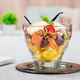 Ensalada de frutas al vacío con crema de vainilla y crumble de regaliz Ensalada de frutas al vacío con crema de vainilla y crumble de regaliz