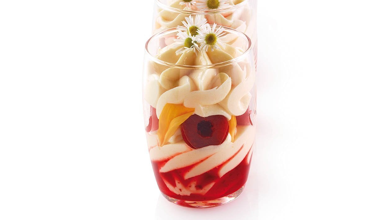Mousse de chocolate blanco, cerezas y flores de manzanilla – - Receta - UFS