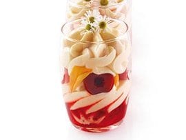 Mousse de chocolate blanco, cerezas y flores de manzanilla Mousse de chocolate blanco, cerezas y flores de manzanilla