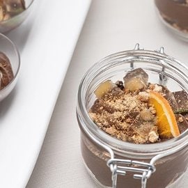 Mousse de chocolate con gelatina de jengibre y crumble de avellanas