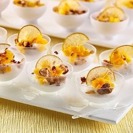 Mousse de coco con mango, lima y granillo de almendra Mousse de coco con mango, lima y granillo de almendra