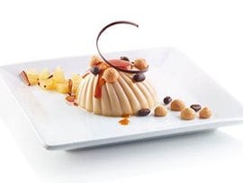 Panna cotta al amaretto con tartar de pera a la canela