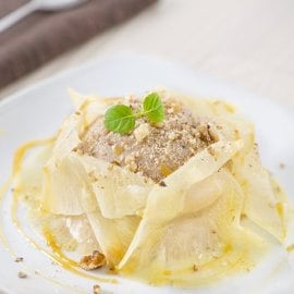 Mousse de turrón con velos de piña, caramelo y nueces Mousse de turrón con velos de piña, caramelo y nueces