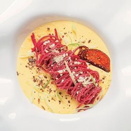 Espaguetis de alchermes con sopa de vainilla, hierba de limón y azúcar moreno Espaguetis de alchermes con sopa de vainilla, hierba de limón y azúcar moreno