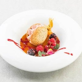 Mousse de vainilla con frutos rojos, caramelo salado y ron con galletas de semillas Mousse de vainilla con frutos rojos, caramelo salado y ron con galletas de semillas