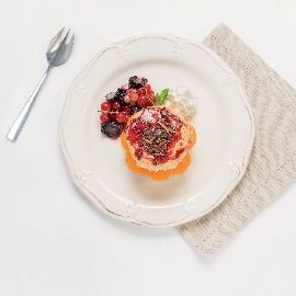 Tarta de mandarina y chocolate negro con canela y salsa de frutos rojos Tarta de mandarina y chocolate negro con canela y salsa de frutos rojos
