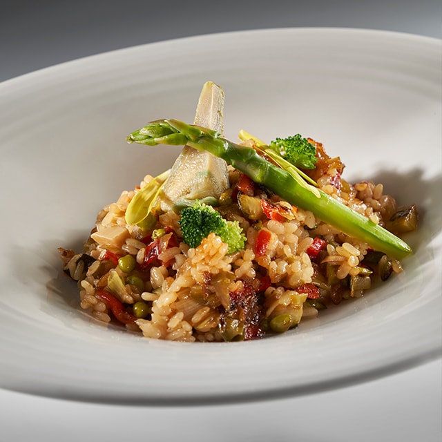 Arroz cremoso de verduras de temporada y guisantes lágrima Arroz cremoso de verduras de temporada y guisantes lágrima