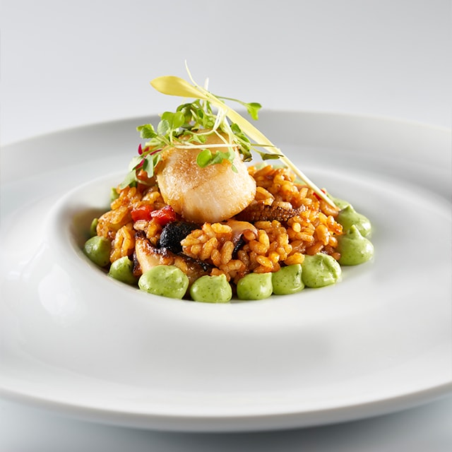 Arroz de sepia a la brutesca, solomillo de vieira y alioli de eneldo Arroz de sepia a la brutesca, solomillo de vieira y alioli de eneldo