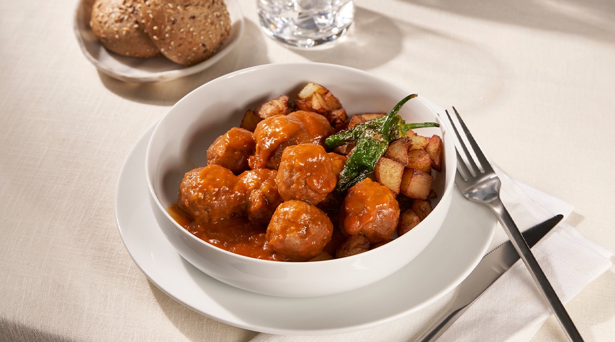 Albóndigas guisadas tradicionales con salsa española de verduras y tomate – - Receta - UFS
