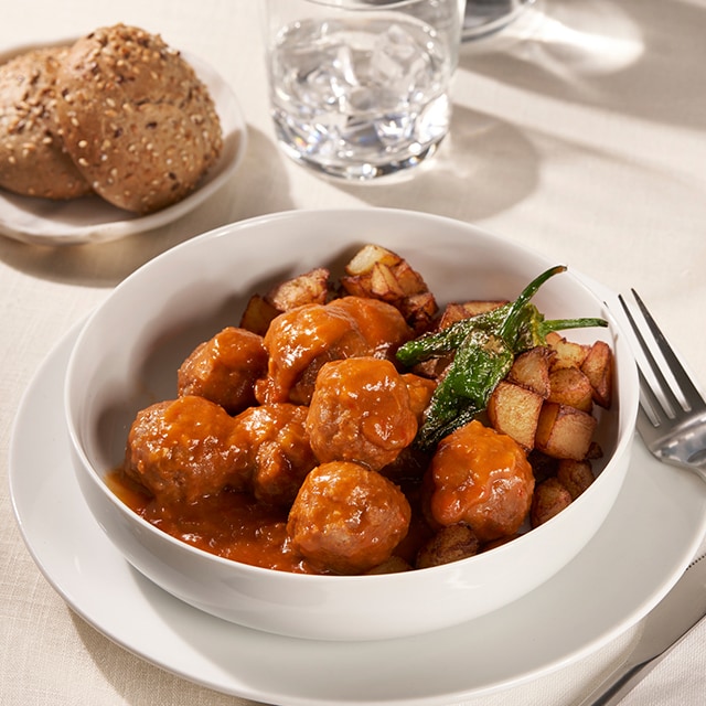 Albóndigas guisadas tradicionales con salsa española de verduras y tomate Albóndigas guisadas tradicionales con salsa española de verduras y tomate