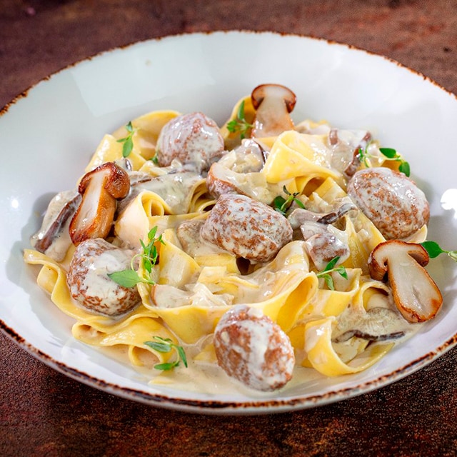 Albóndigas veganas en salsa cremosa de setas con pappardelle Albóndigas veganas en salsa cremosa de setas con pappardelle