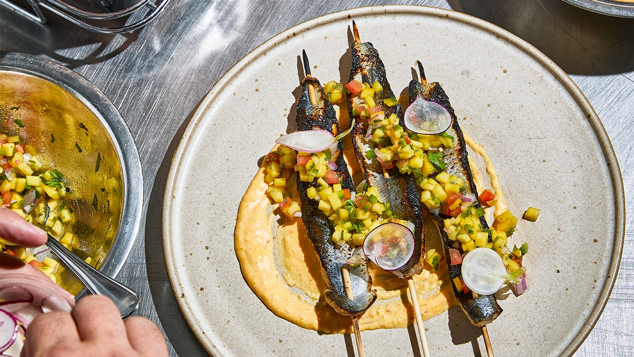 Arenque a la brasa en brocheta con pico de gallo de mango & rouille – - Receta - UFS