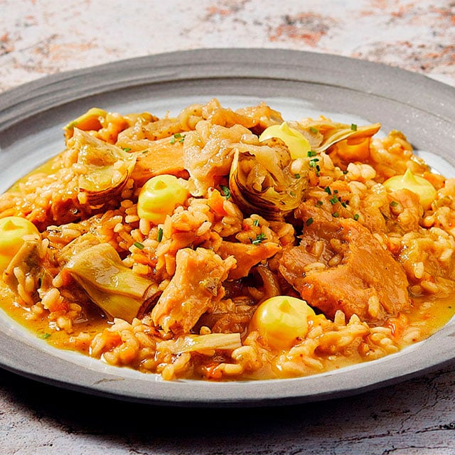 Arroz vegano con alcachofas, berenjena y NoPollo salteado, con alioli Arroz vegano con alcachofas, berenjena y NoPollo salteado, con alioli
