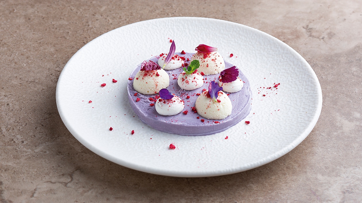 Bavaroises de chocolate blanco y chantilly de rosas sobre helado de violetas y frambuesa liofilizada