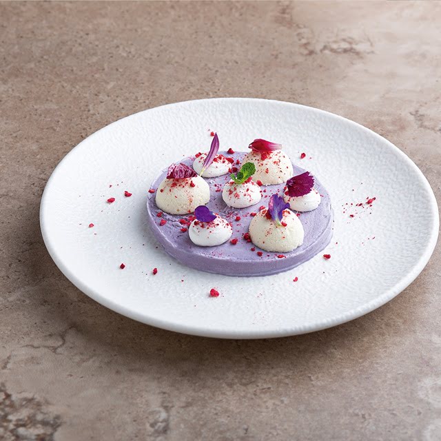 Bavaroises de chocolate blanco, chantilly de rosas, helado de violetas