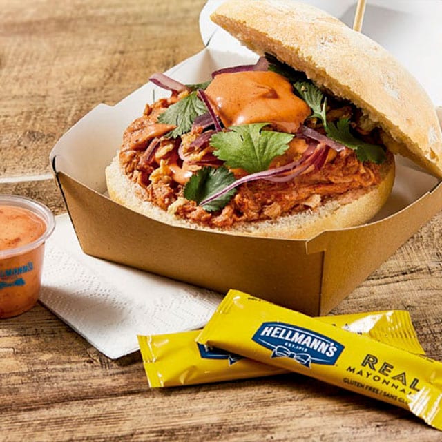 Bocadillo de cochinita Pibil con mayonesa de achiote y cebolla Bocadillo de cochinita Pibil con mayonesa de achiote y cebolla