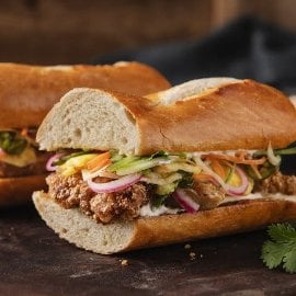 Baguette de pollo al miso y piña en escabeche receta