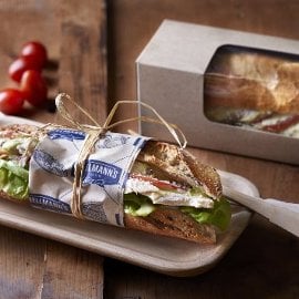 Baguette de pollo asado y salsa César Baguette de pollo asado y salsa César