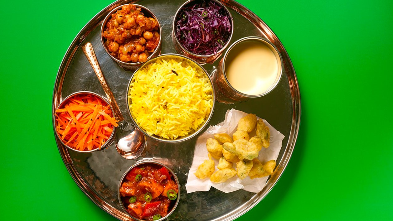 Plato Thali Balti de Calabaza, Bhindi Pakora y Koshimbir – - Receta - UFS