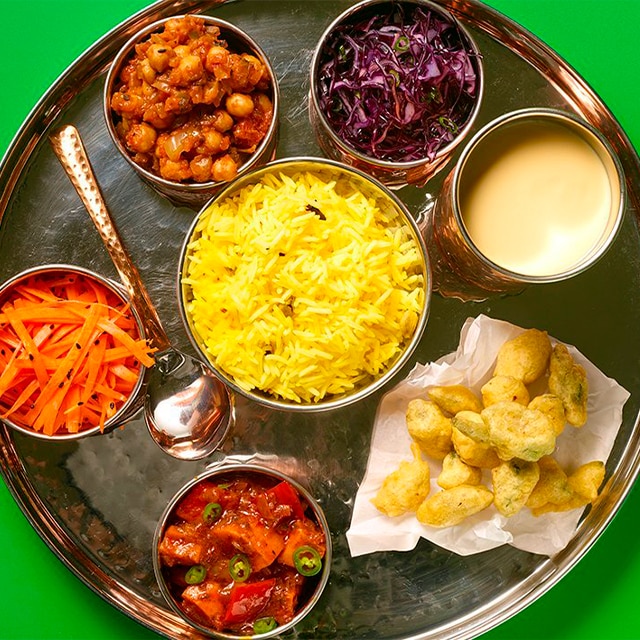 Plato Thali Balti de Calabaza, Bhindi Pakora y Koshimbir Plato Thali Balti de Calabaza, Bhindi Pakora y Koshimbir