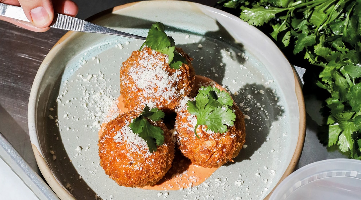 Bolitas de arroz rellenas de birria con alioli de guajillo y ajo – - Receta - UFS