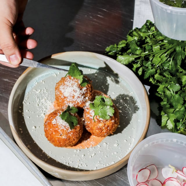 Bolitas de arroz rellenas de birria con alioli de guajillo y ajo
