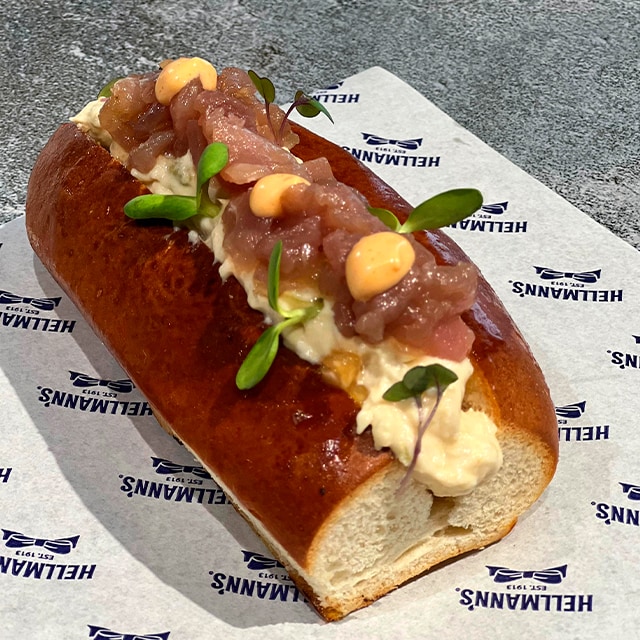 Brioche de ensaladilla rusa, tartar de atún y mayonesa de chipotle Brioche de ensaladilla rusa, tartar de atún y mayonesa de chipotle