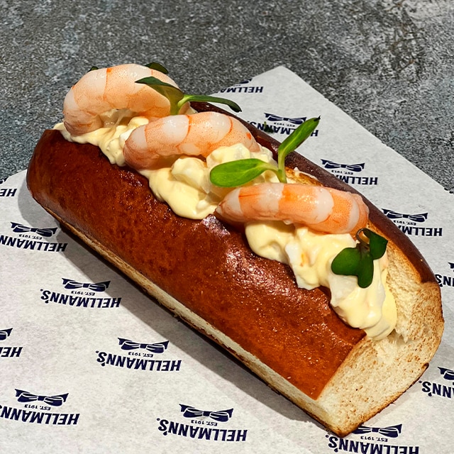 Brioche de ensaladilla con cangrejo, langostinos y mayonesa especiada Brioche de ensaladilla con cangrejo, langostinos y mayonesa especiada