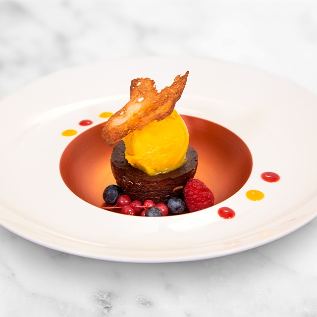 Brownie vegano de plátano, coral de vainilla, frutos rojos y helado Brownie vegano de plátano, coral de vainilla, frutos rojos y helado