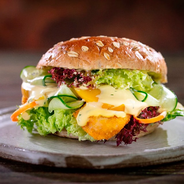 Burger de nopollo crujiente y salsa especial vegana Burger de nopollo crujiente y salsa especial vegana