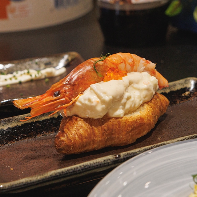 Croissant de ensaladilla de cangrejo y gamba roja Croissant de ensaladilla de cangrejo y gamba roja