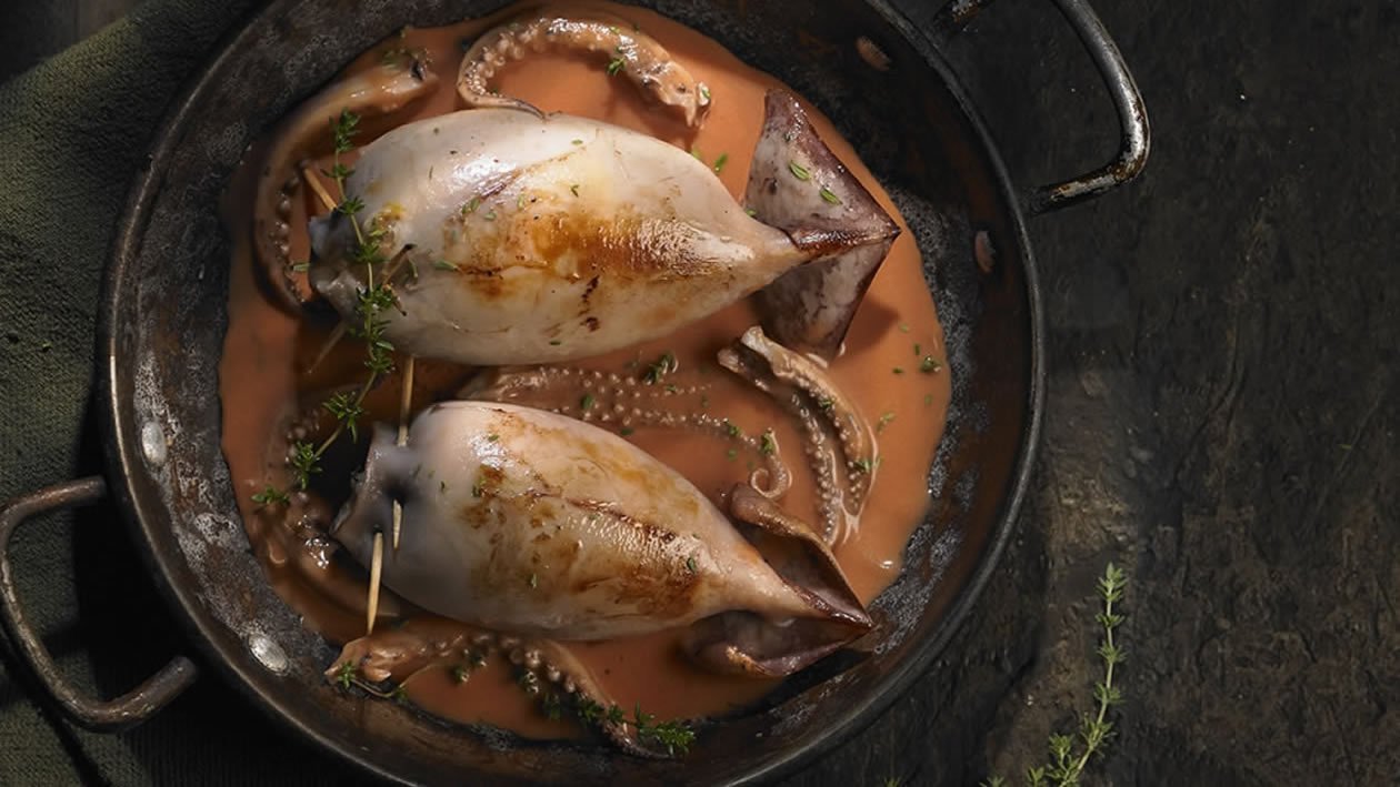 Calamares rellenos con salsa de pimientos