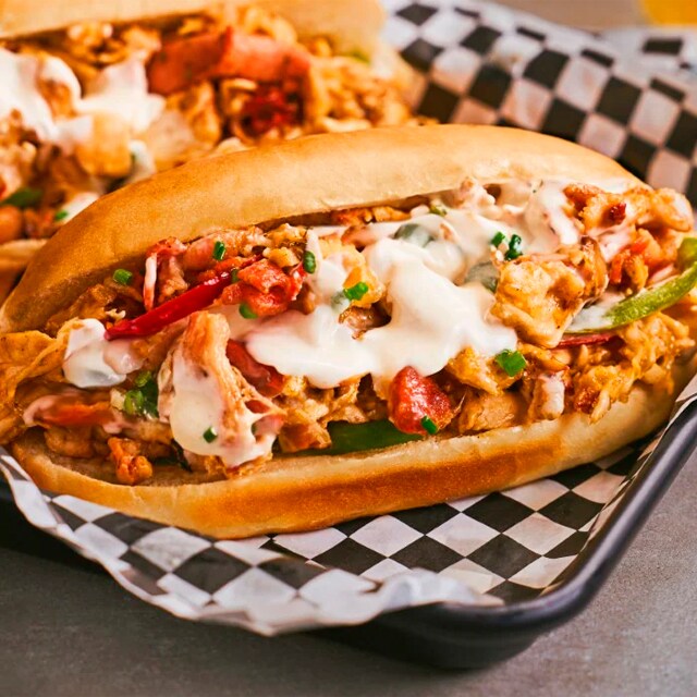 Cheesesteak de pollo, bacon y queso ranchero Cheesesteak de pollo, bacon y queso ranchero