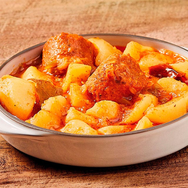 Chorizo vegano guisado con patatas “rioja style” Chorizo vegano guisado con patatas “rioja style”