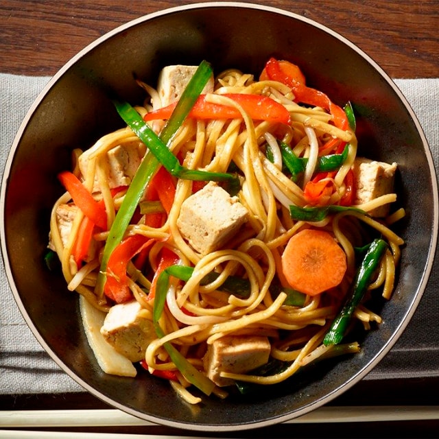 Chow Mein de tofu y verduras Chow Mein de tofu y verduras