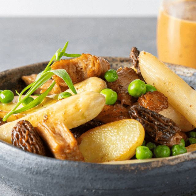Cocido vegetariano de primavera con espárragos y morillas Cocido vegetariano de primavera con espárragos y morillas