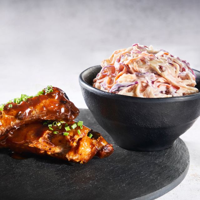 Ensalada coleslaw con ribs barbacoa Ensalada coleslaw con ribs barbacoa