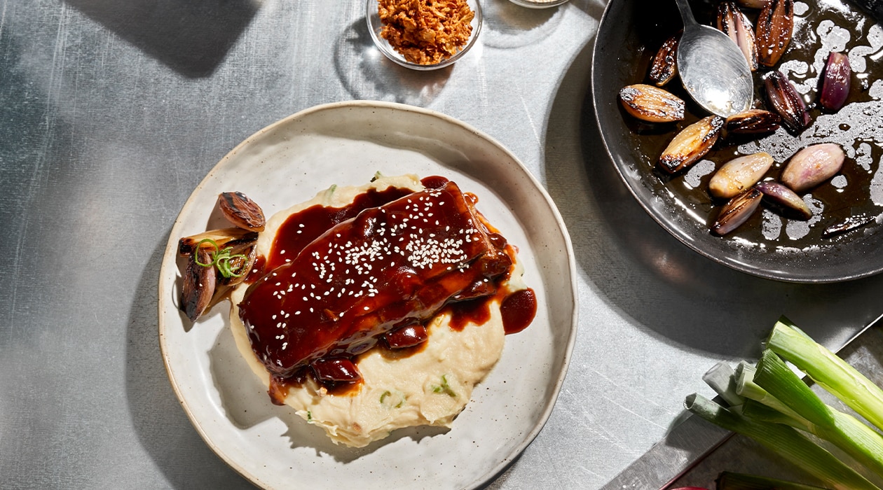 Costilla con barbacoa y teriyaki con parmentier de ajo frito – - Receta - UFS