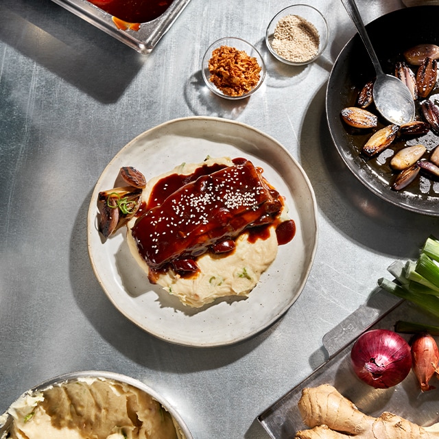 Costilla barbacoa y teriyaki con parmentier de ajo frito Costilla barbacoa y teriyaki con parmentier de ajo frito